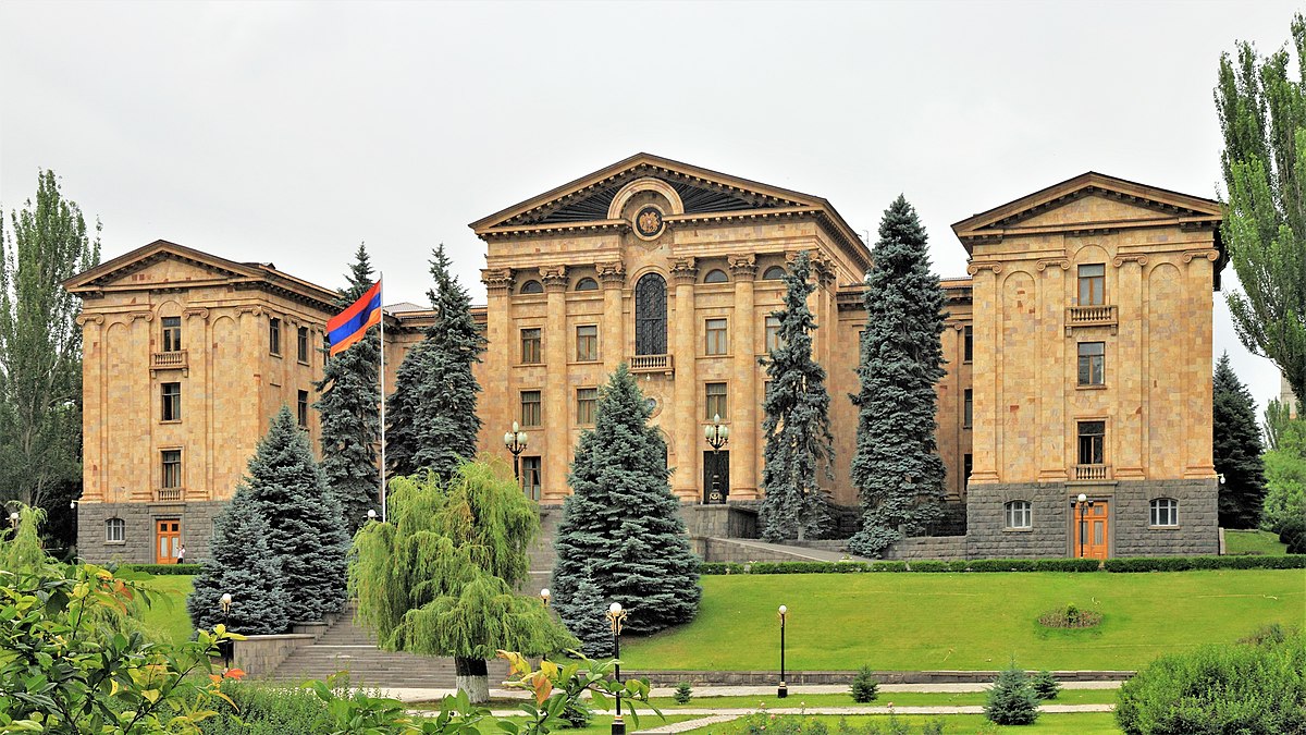 1200px-2014_Erywań_Budynek_Zgromadzenia_Narodowego_Republiki_Armenii.jpg
